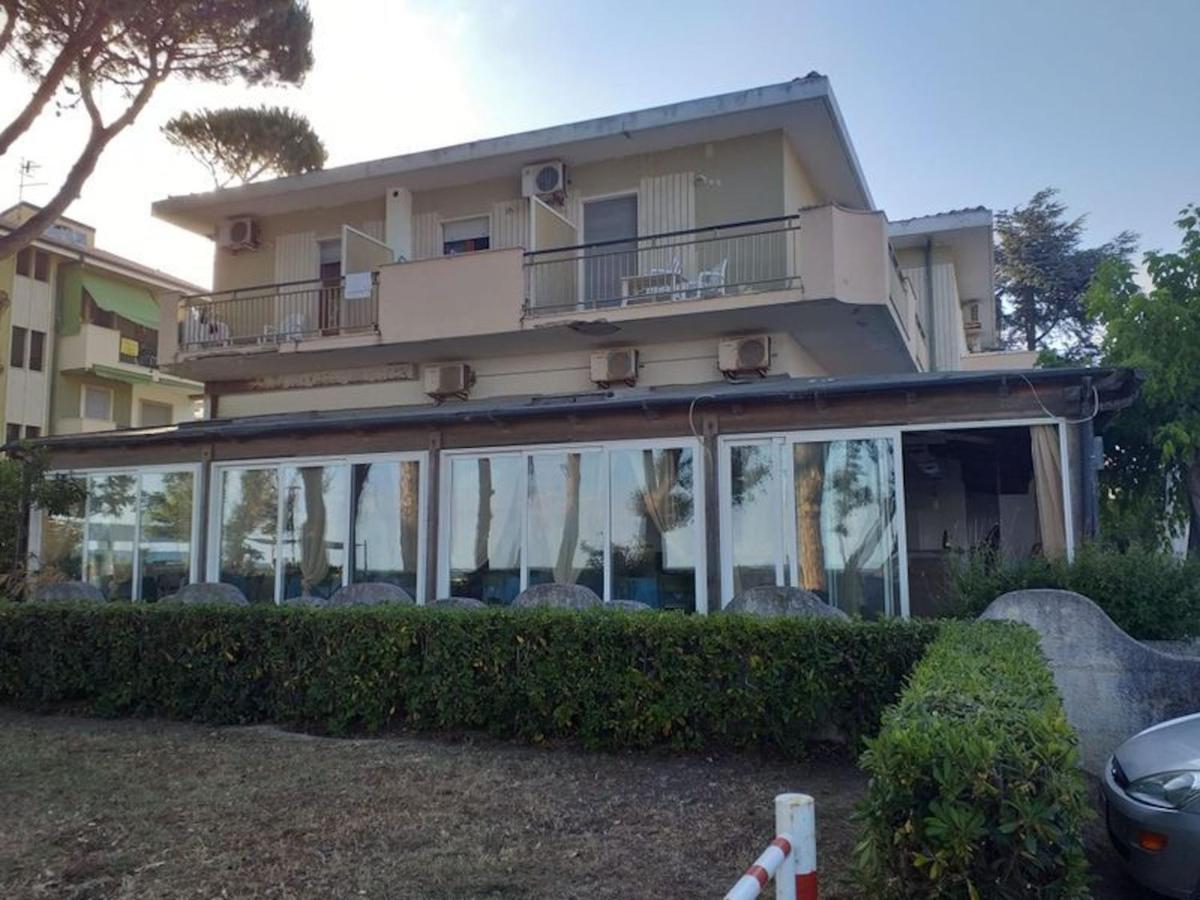 Room In Bb - Spacious Double Room Beside The Sea Pineto Exterior foto