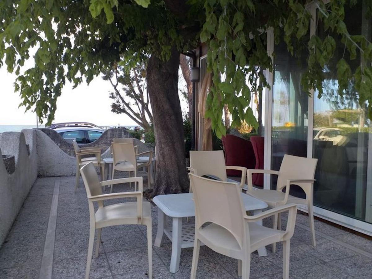 Room In Bb - Spacious Double Room Beside The Sea Pineto Exterior foto
